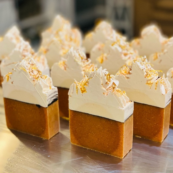 Honey Turmeric & Grapefruit Goat Milk & Cream Lather - Picture 2 of 3